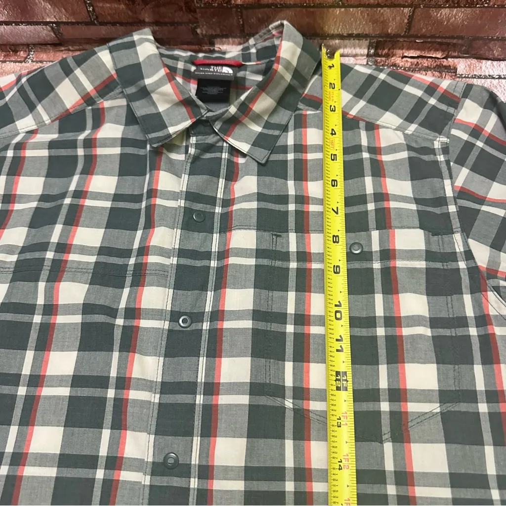 The North Face Men's Green Plaid Short Sleeve Shirt size M - Image 7
