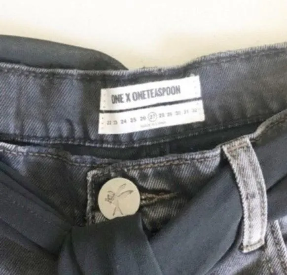 Lola Jeans Floral Embroidered Size 27 NWOT - Image 7