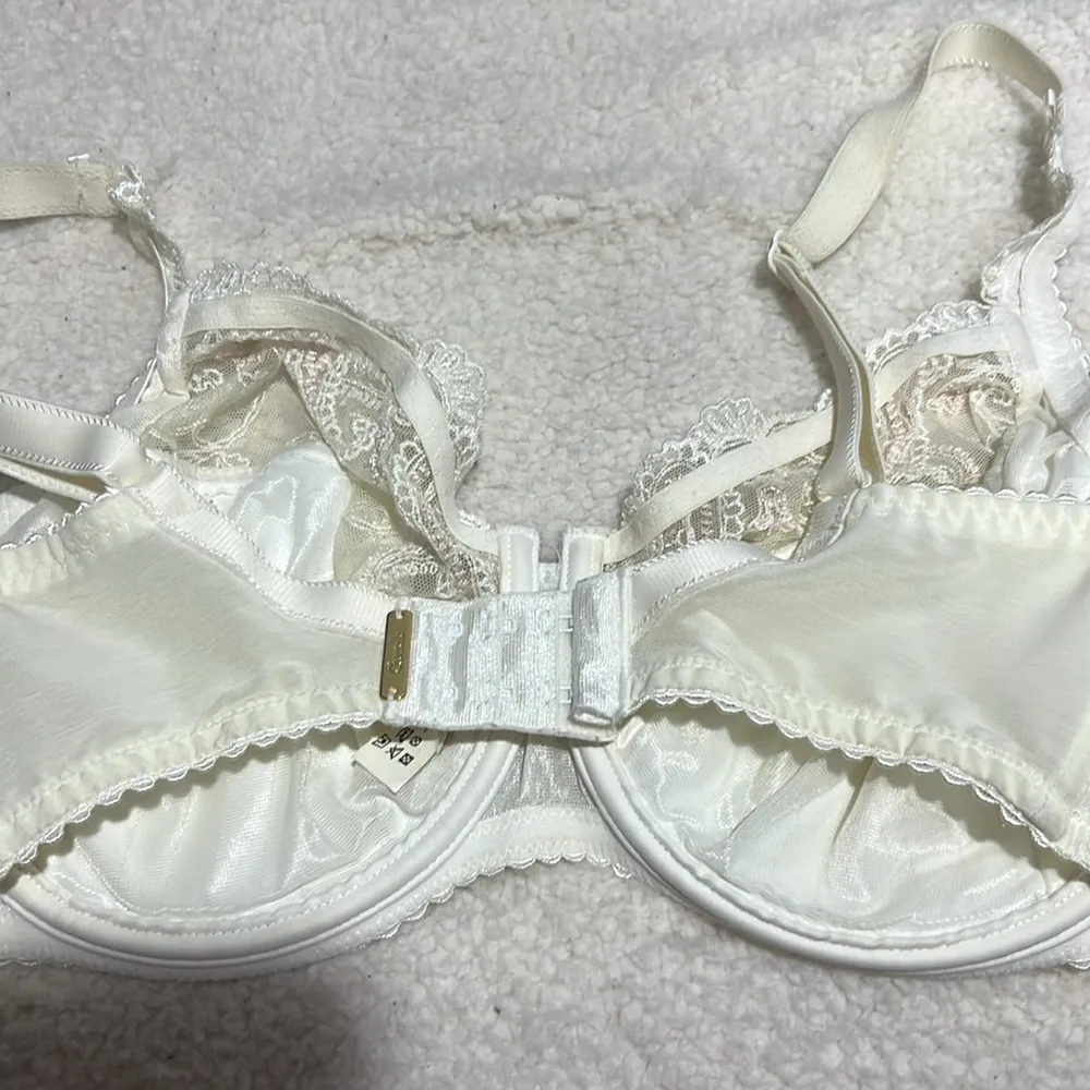 Chantelle  Bra Size 32DDD - Image 3