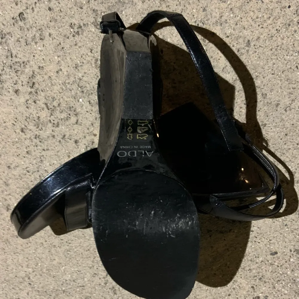 ALDO  7M Strap blk shiny platform wedge - Image 7