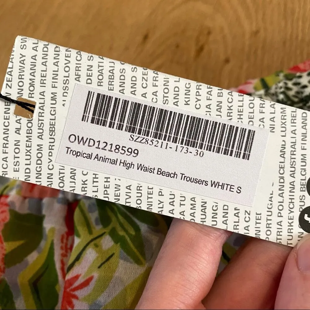 Boohoo - Tropical Animal High Waist Beach Pants in Green & Orange - Image 3