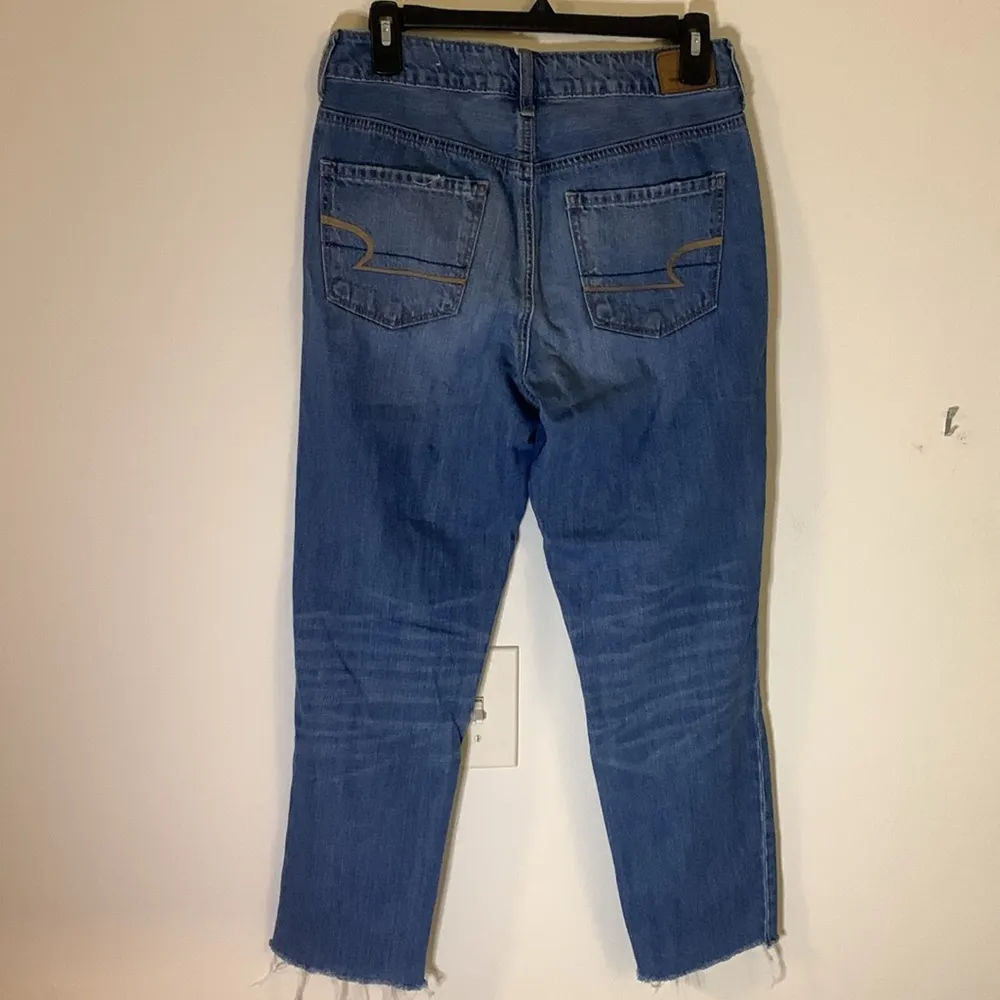 American Eagle High Rise Tomgirl Distressed Jeans! Size 4LONG - Image 2