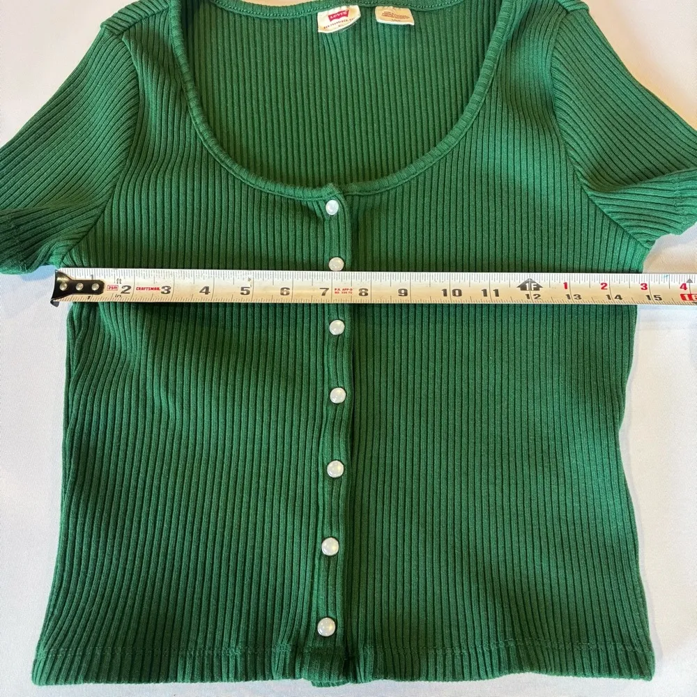 LEVI’S Women’s Green Short Sleeve Ribbed Button Down Cropped Top Large - Image 6