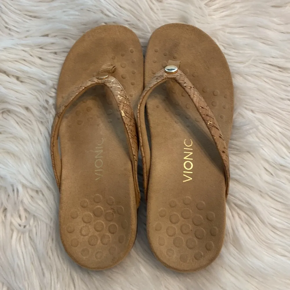 Vionic Tan Sandals with Contoured Footbed size 8 excellent condition - Image 2