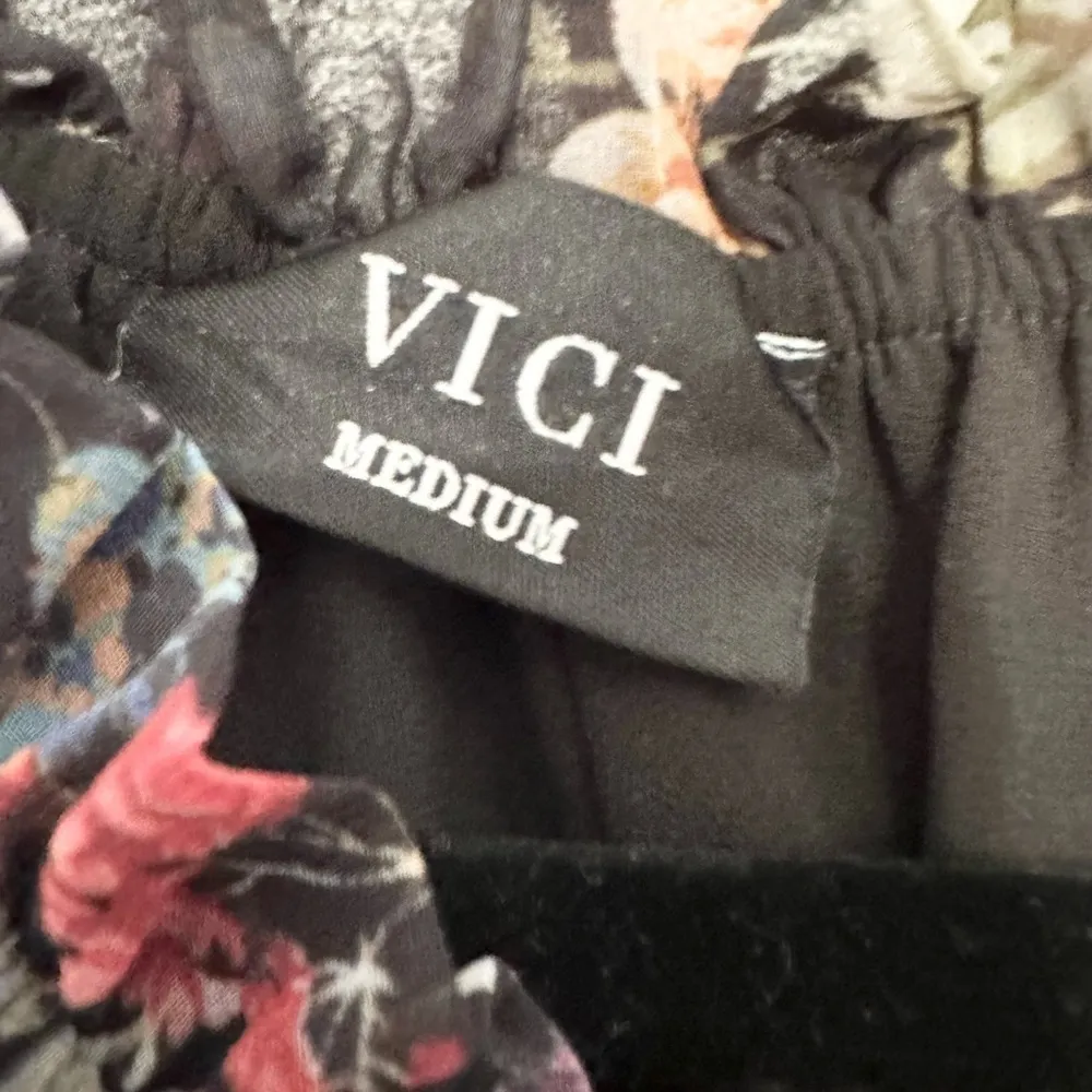 Vici floral mini dress size medium ruffle girly garden party boho fit and flare - Image 2