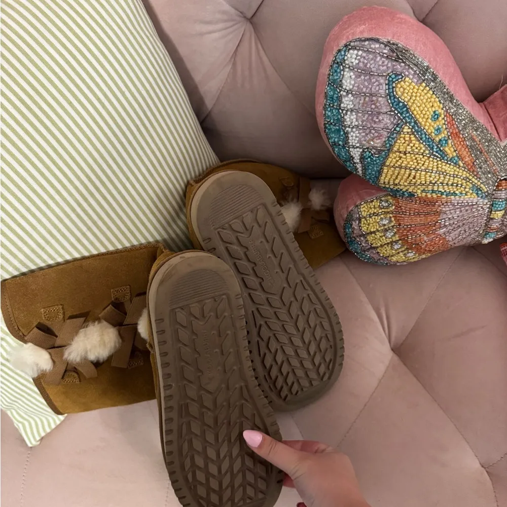 Kookaburra UGG boots midi with bows size US 9- new condition - Image 5