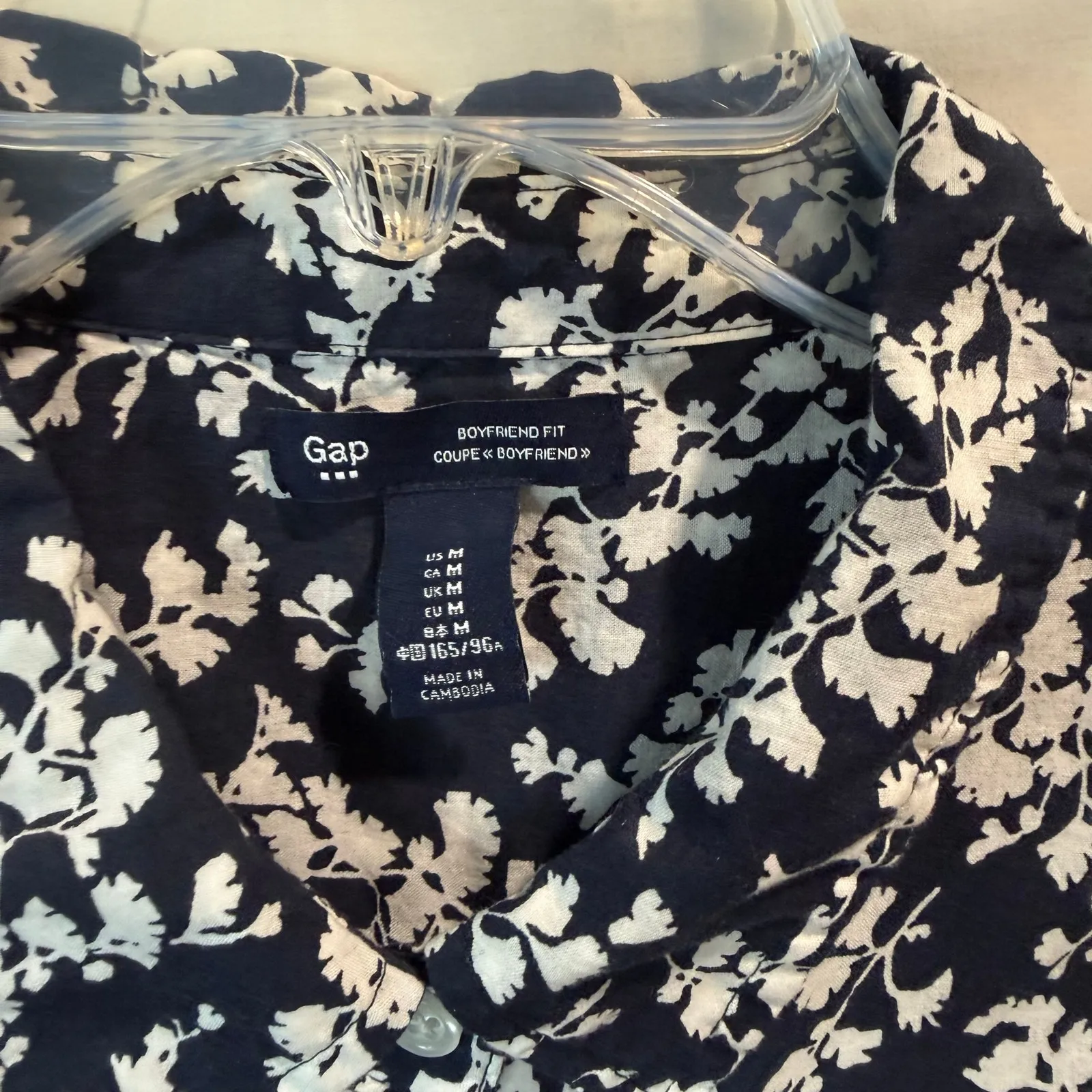 Women's GAP Boyfriend fit blue floral long sleeve button-up shirt medium - Image 3