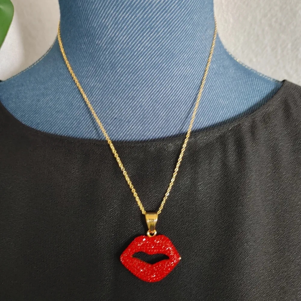 Hot Red Crystal Lips Pendant Gold Filled Necklace New - Image 4