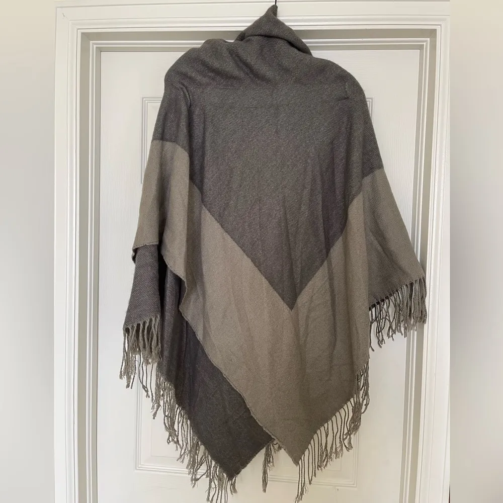 BLACK Label Saks Fifth Avenue Cape NWOT - Image 4