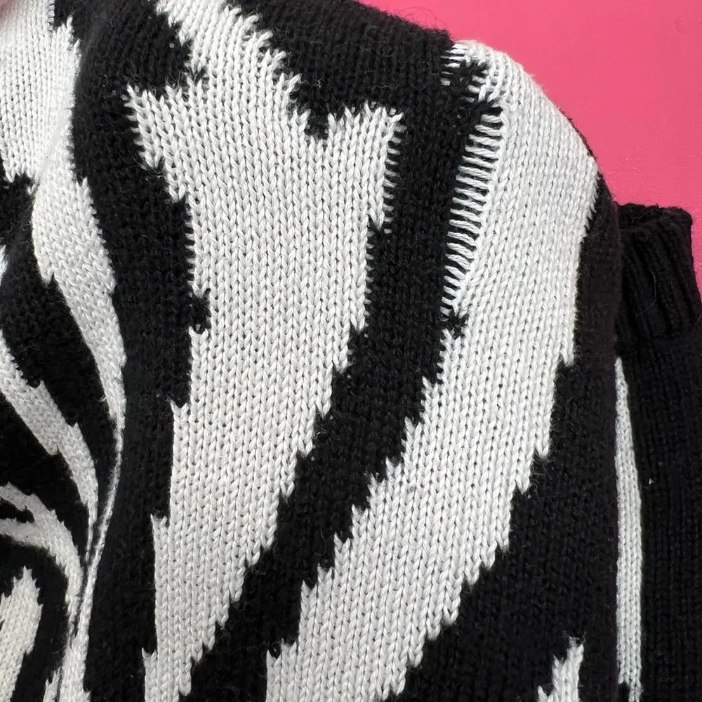 Forever 21 Zebra Crewneck Sweater L - Image 10