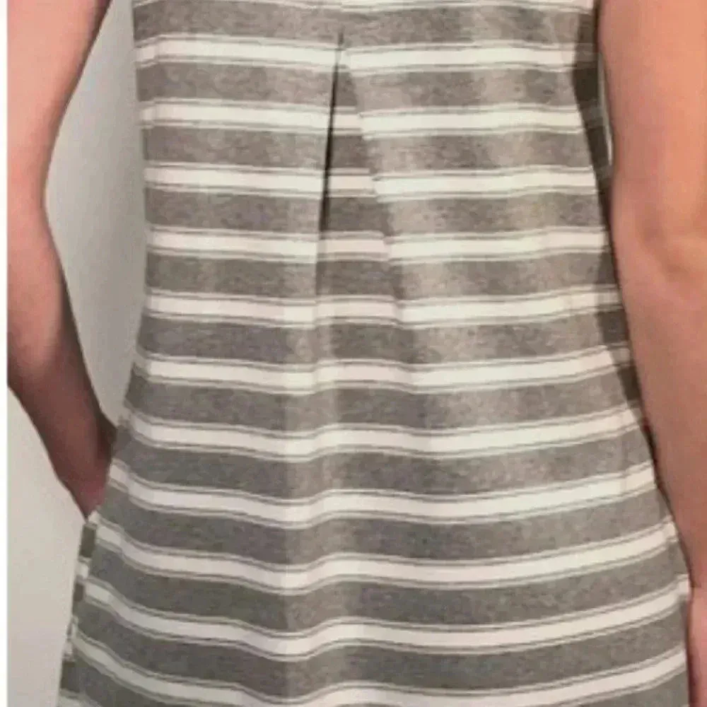 Loveriche gray/white striped sleeveless shift dress with pockets sz. medium - Image 3