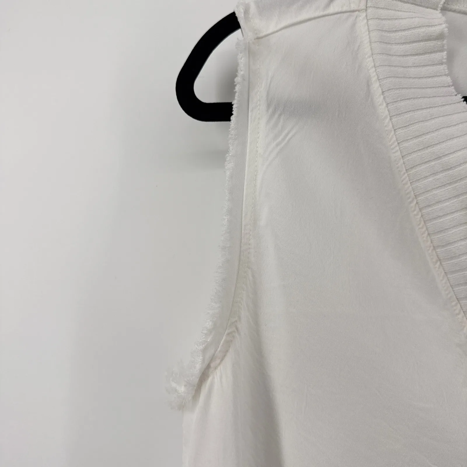 Maven West White‎ Sleeveless Top Ribbed Trim V Neck Frayed Edges Women's Large - Image 4