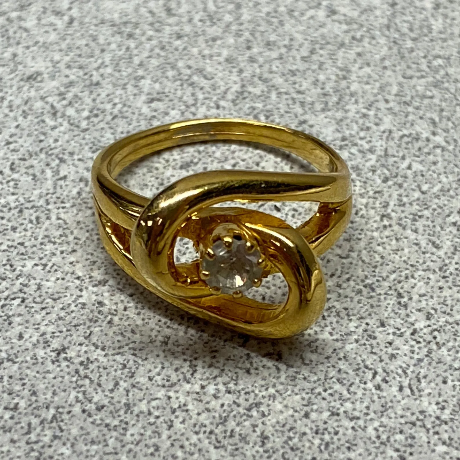 Elegant Yellow Gold Plated Bypass Solitaire Ring Accent Size 6 Retro Preppy - Image 7