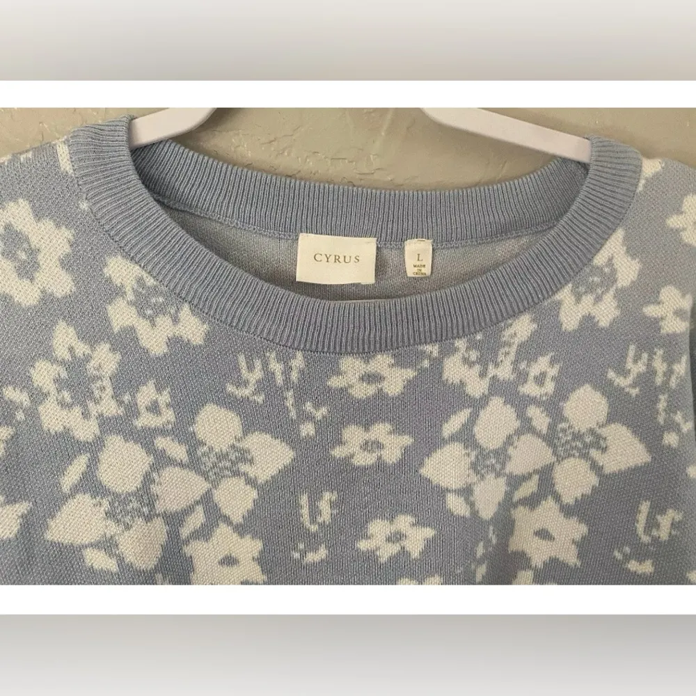 Cyrus Long Sleeve Crew Neck  Sweater Blue & White Floral Sz L NWT MSRP $99 - Image 2