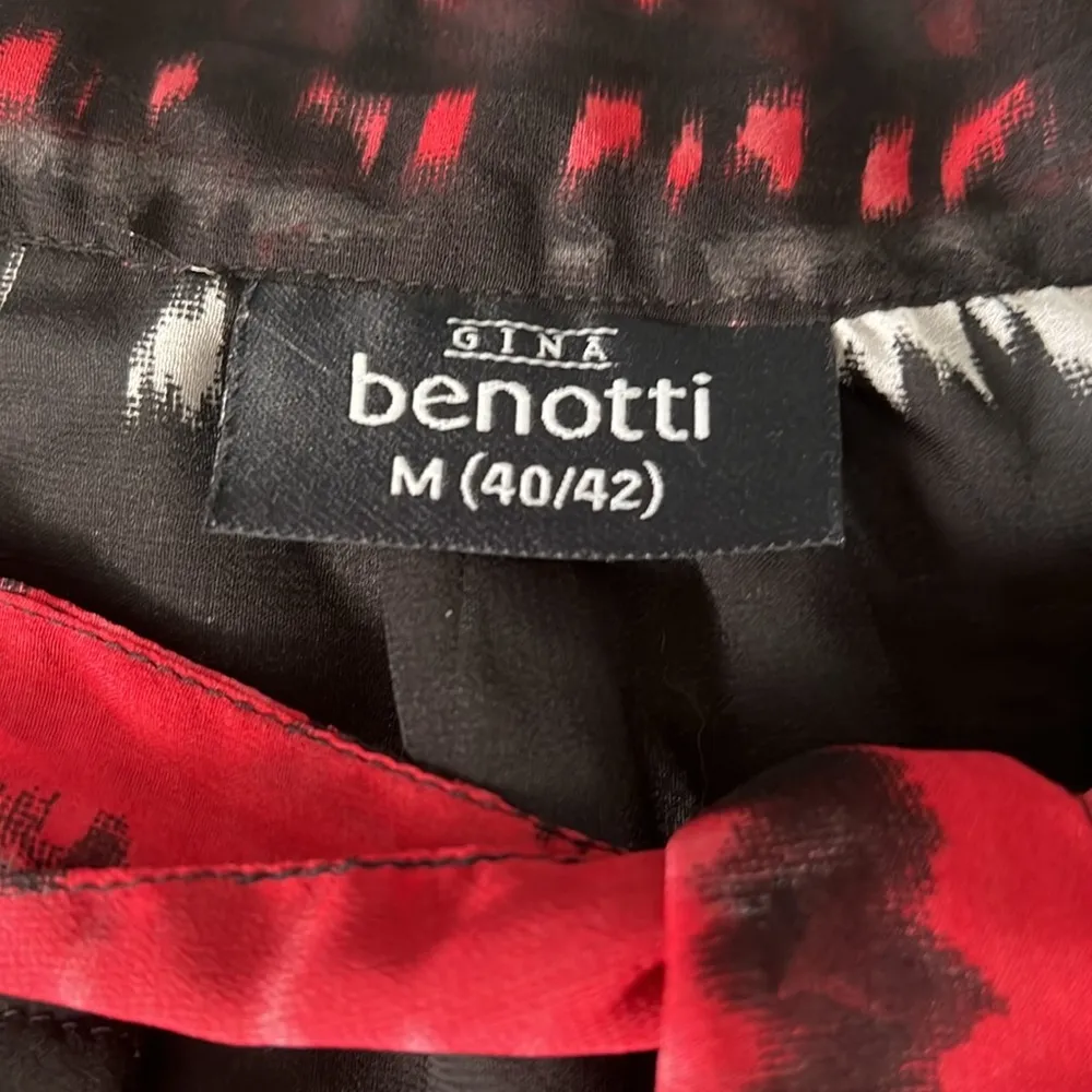 Gina Benotti Red Print Tie Neck Blouse Size Medium - Image 7