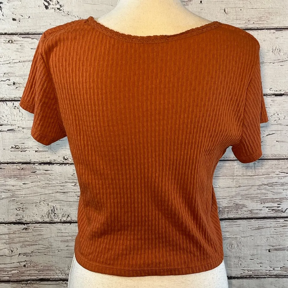WILD FABLE Cropped Knit Short Sleeve V Neck Top with Crochet Collar Rust-XL - Image 3