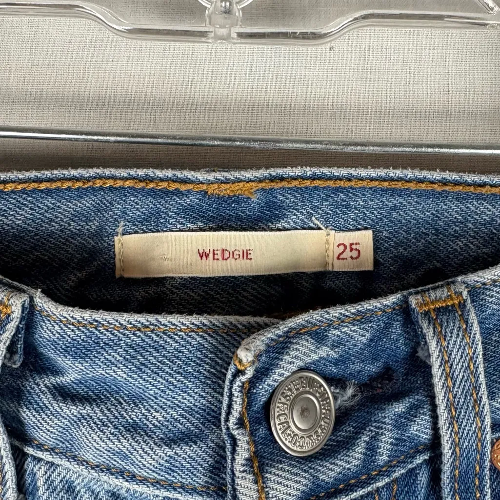 NWOT Levi's Wedgie Button-Fly Distressed Jeans Size 25 - Image 7