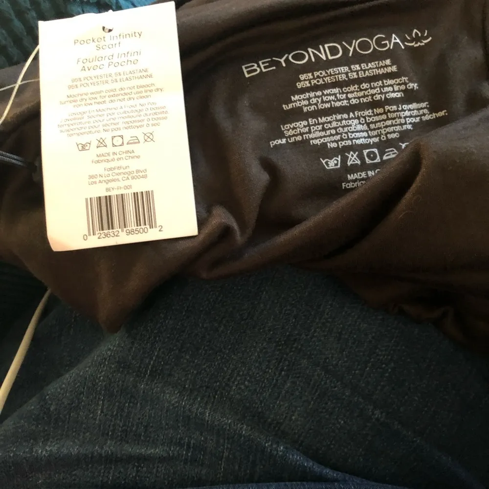 Beyond Yoga Soft Black Infinity Scarf Lightweight Zip Cell Phone Pocket NWT - Image 4