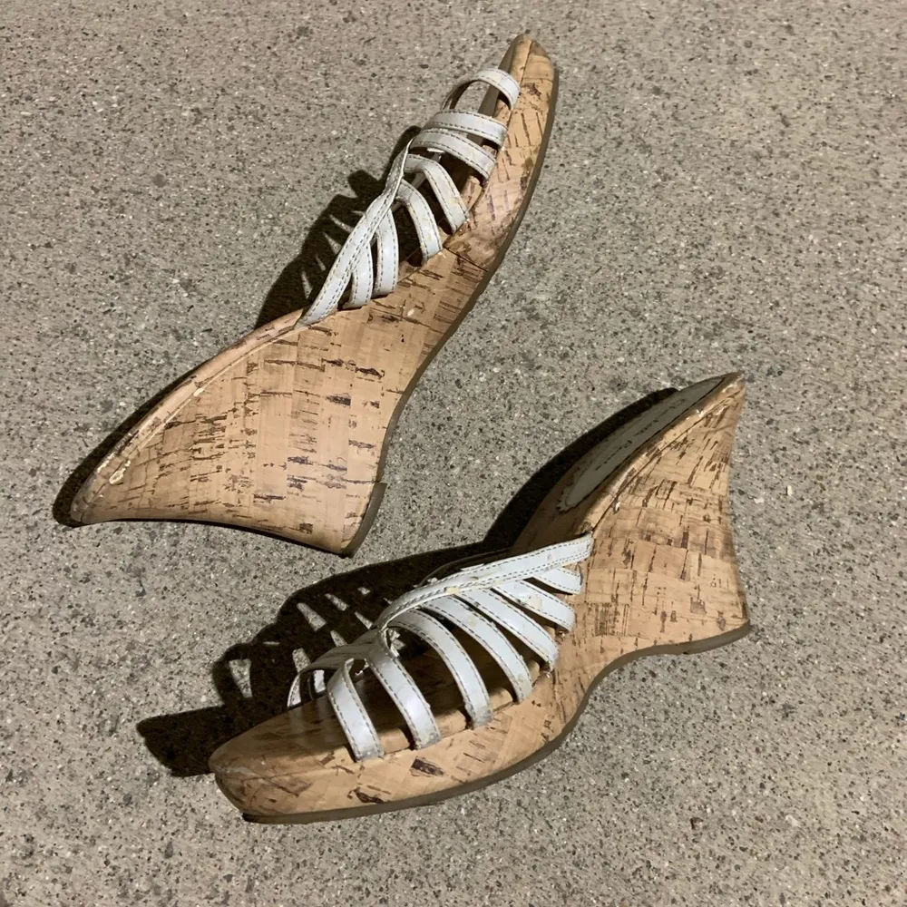 8M Charlotte Russe slip on white weave platform - Image 3