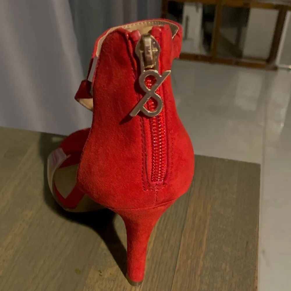 EUC Parker & Sky Women’s Strappy Red Velvet 4” Stilettos Size: 7 M - Image 10