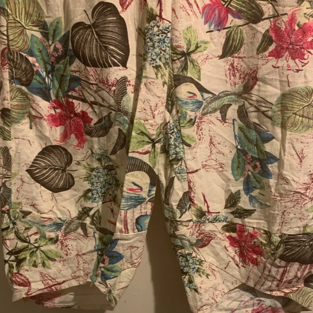 Floral Print Women's Capris White Size L - Image 3