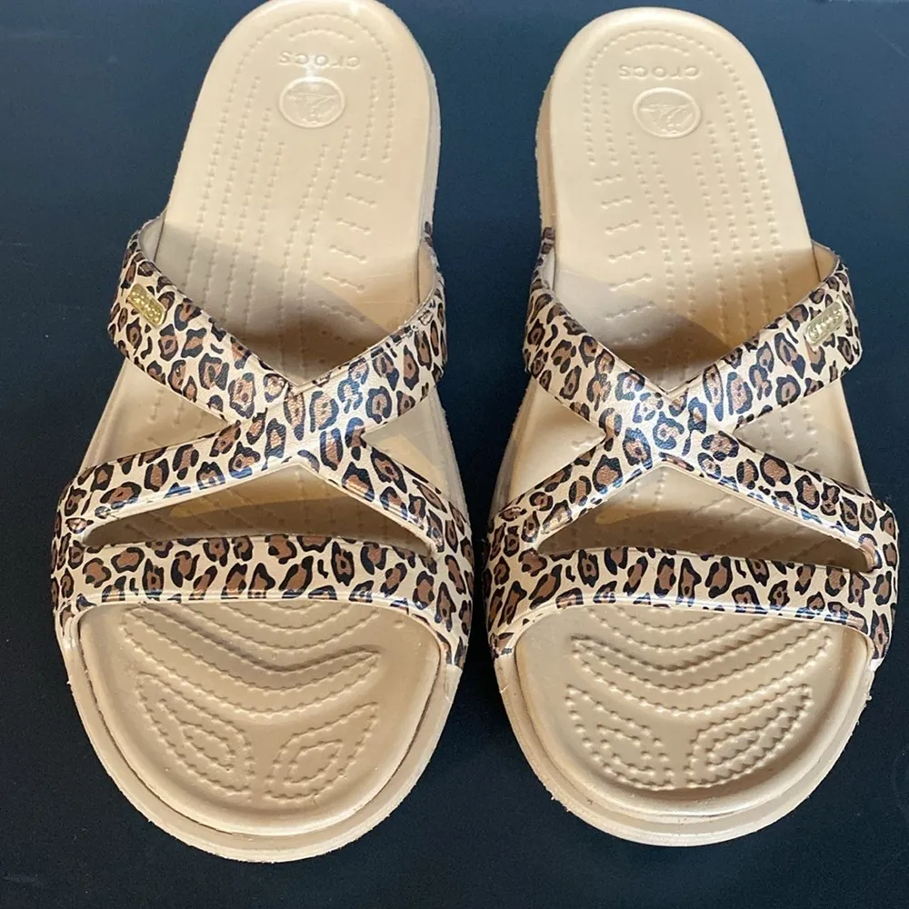 Crocs Patricia Wedge Metallic Animal Print Sandal Tan Brown Sz 10 - Image 4