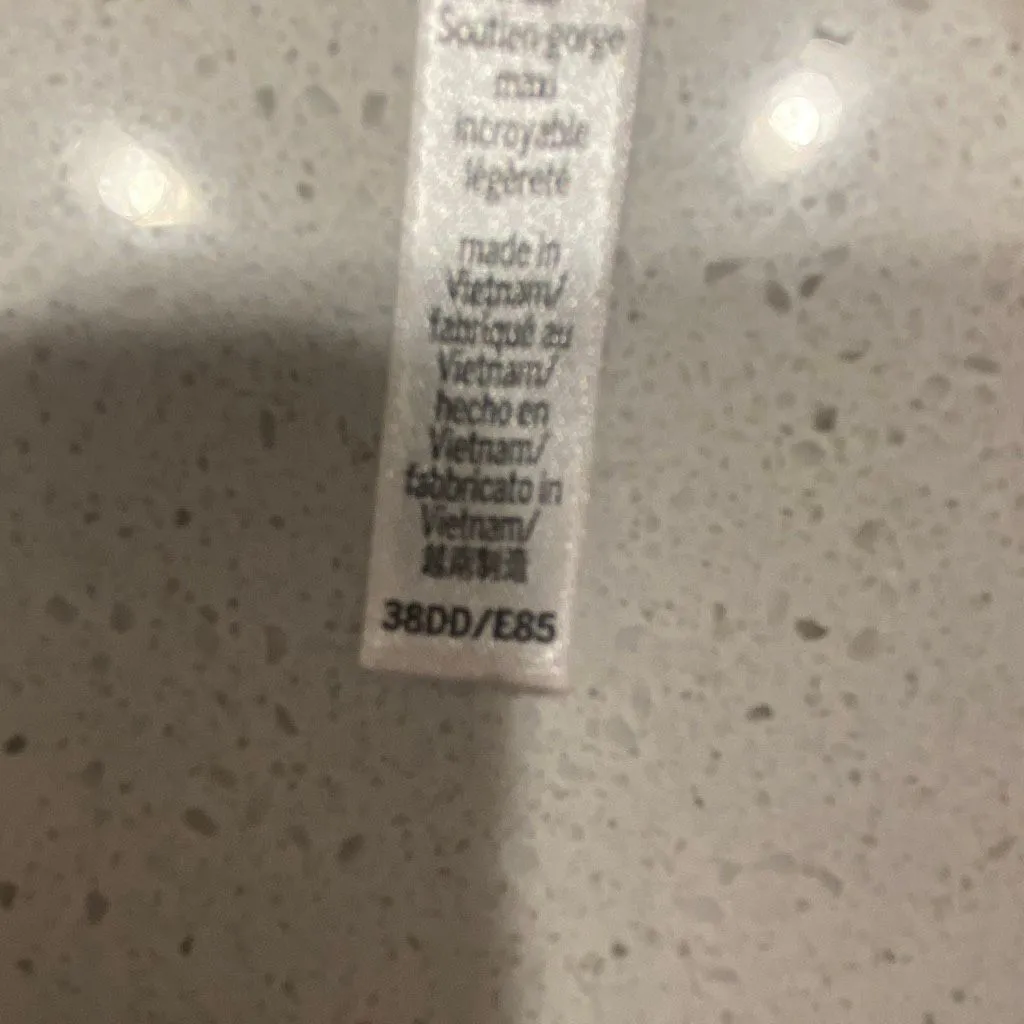 Victoria’s Secret incredible lightweight max sports bra size 38DD - Image 7