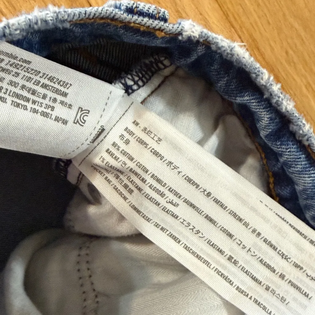 Abercrombie & Fitch Curve Love Distressed The Mom Short High Rise Sz 4/27 - Image 3