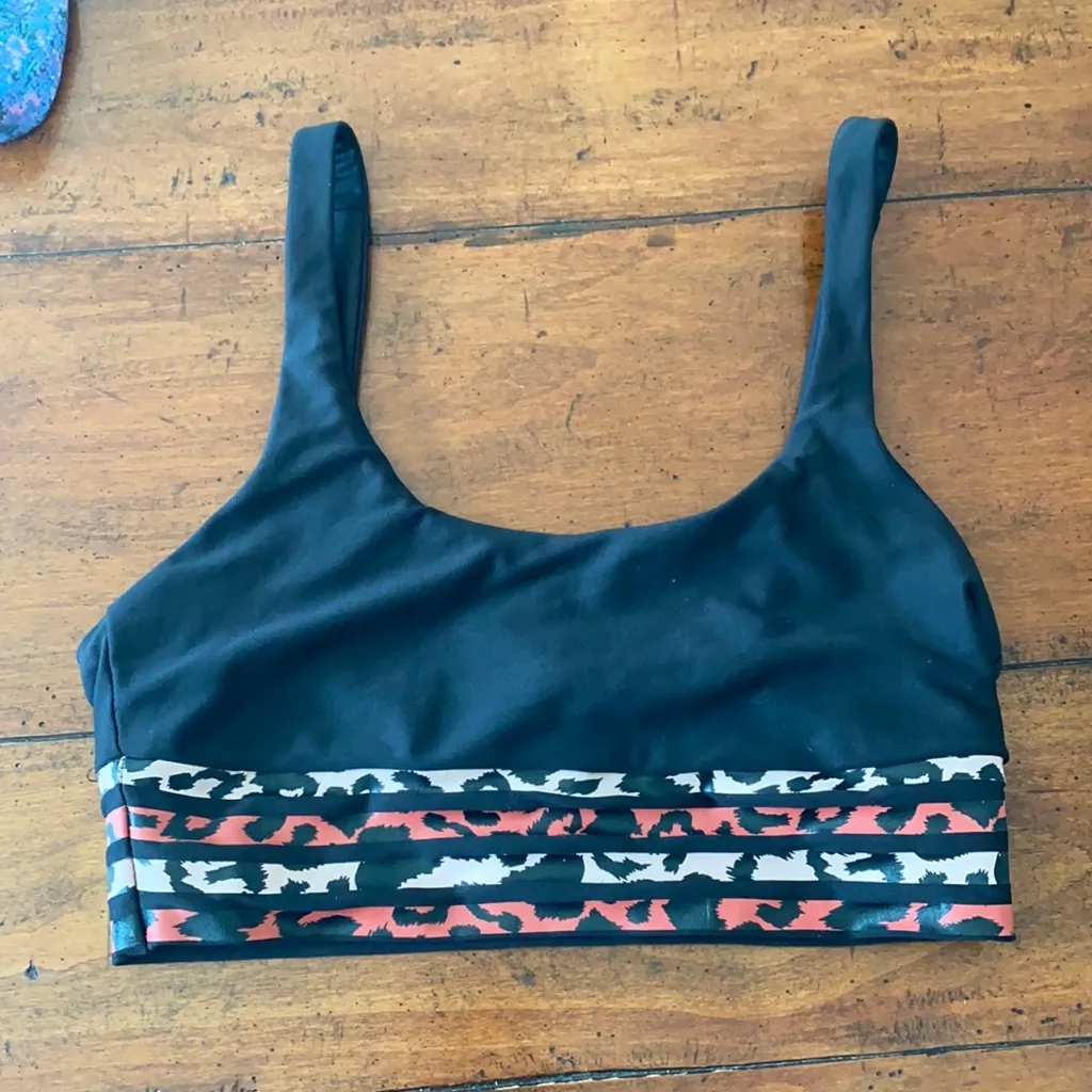 NWT Beach Riot Leah black sports bra with cheetah print stripes - Image 4
