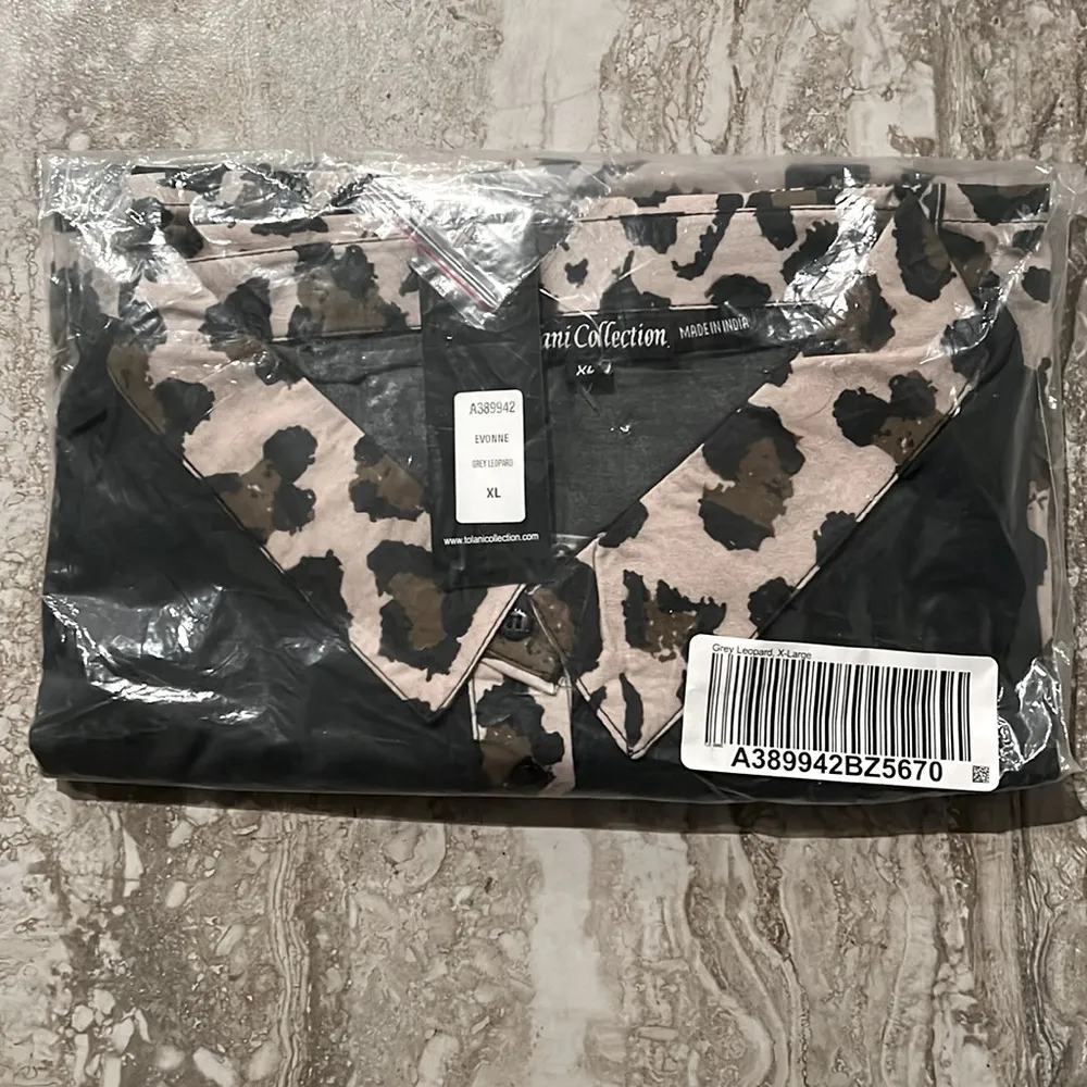 Tolani Collection Button Front Shirt in Grey Leopard Print, Size XL New w/Tag - Image 4