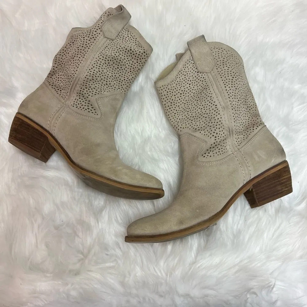 BCBG ‘Bastille’ Cowboy Boots, Pull On Boots Size 8 Bin 17 - Image 3