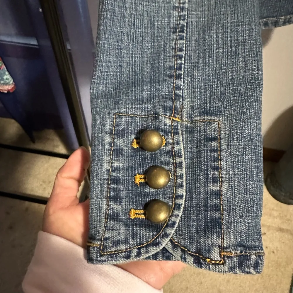 EUC Lena Jeans denim jacket, stretchy, zip closure, button details Blue Size M - Image 4