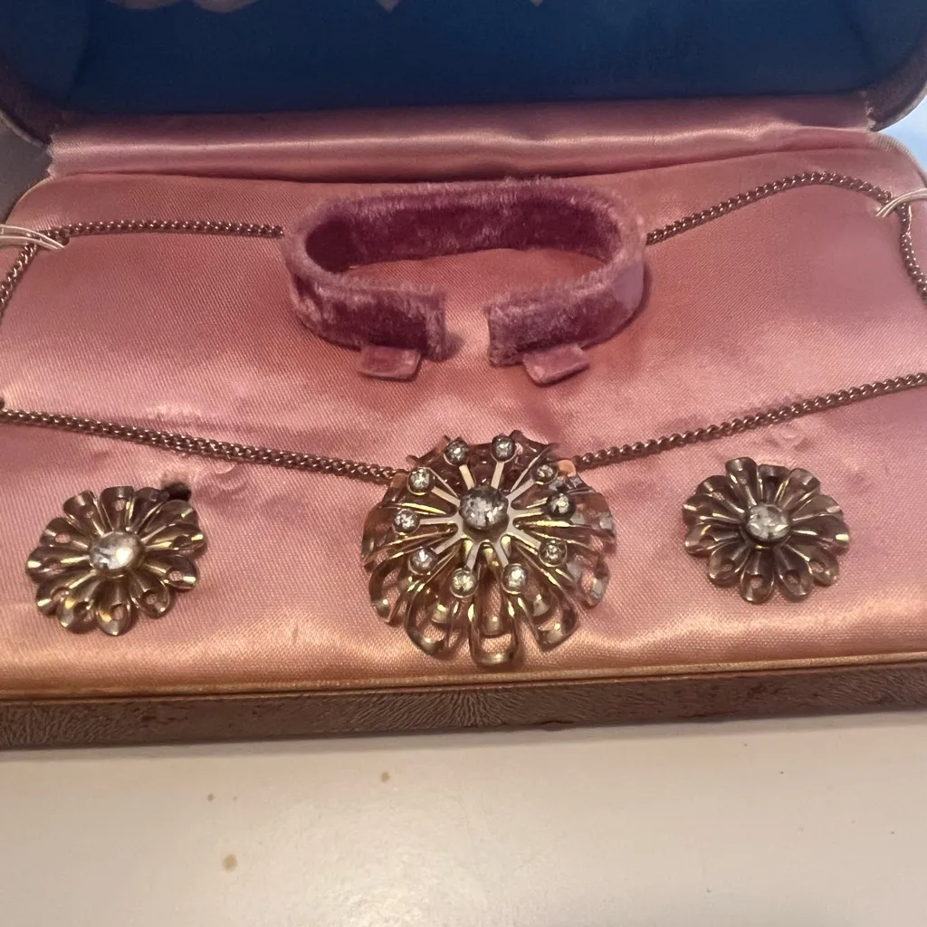 VINTAGE PRINCESS COSTUME GOLD/RHINESTONES FLORAL SHAPE‎ NECKLACE EARRING SET - Image 9
