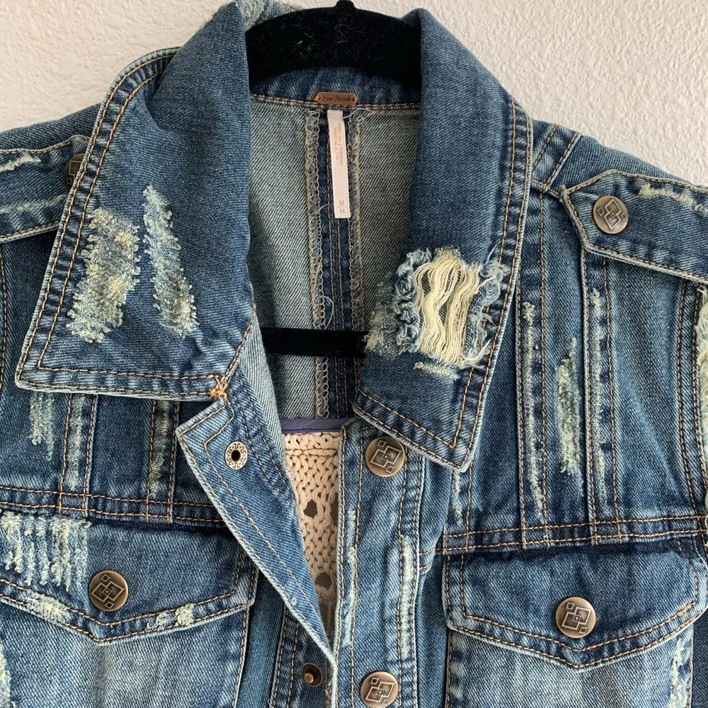 Free people jean jacket sz M distressed crochet - Image 4