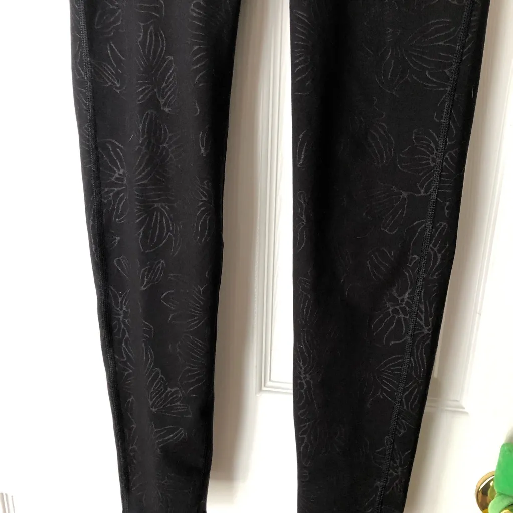 Old Navy Active Black Floral Leggings - Image 3