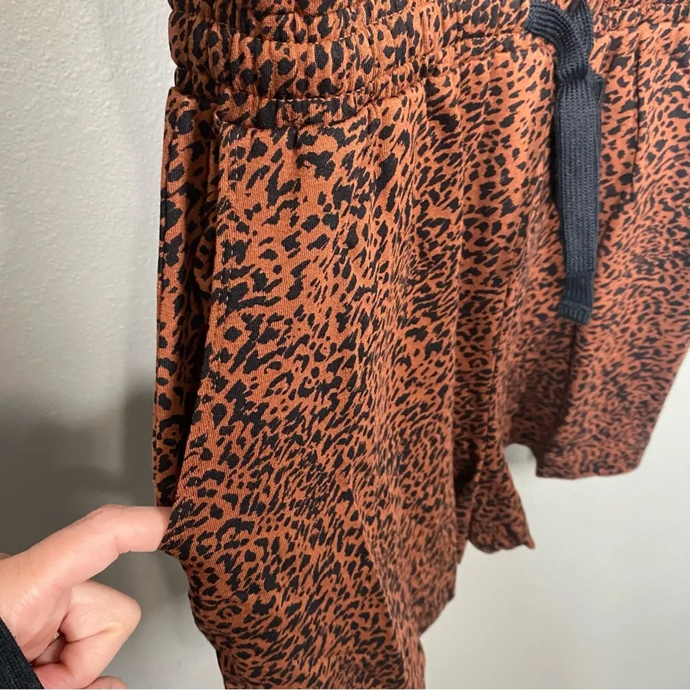 Amazon Essentials Cheetah Terry Fleece Romper Size Small Black - Image 5