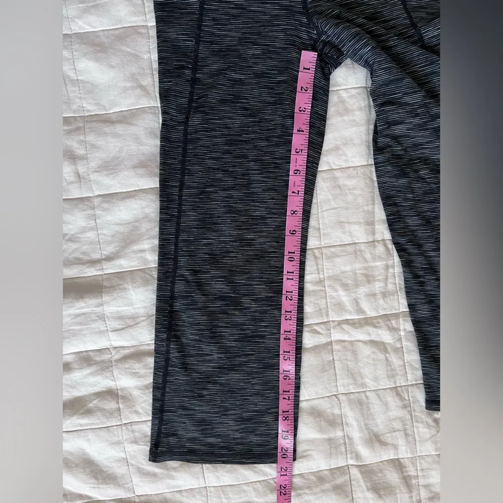 Athleta Energy Power Up Space Dye Grey Athletic Capri Yoga Pants - Small - Image 7