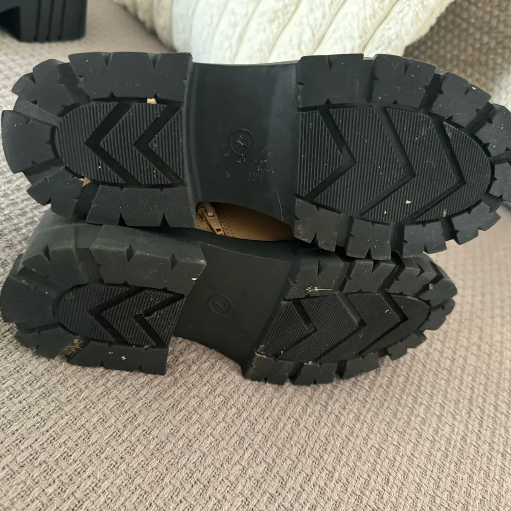 Women’s boots Size 7 - Image 4