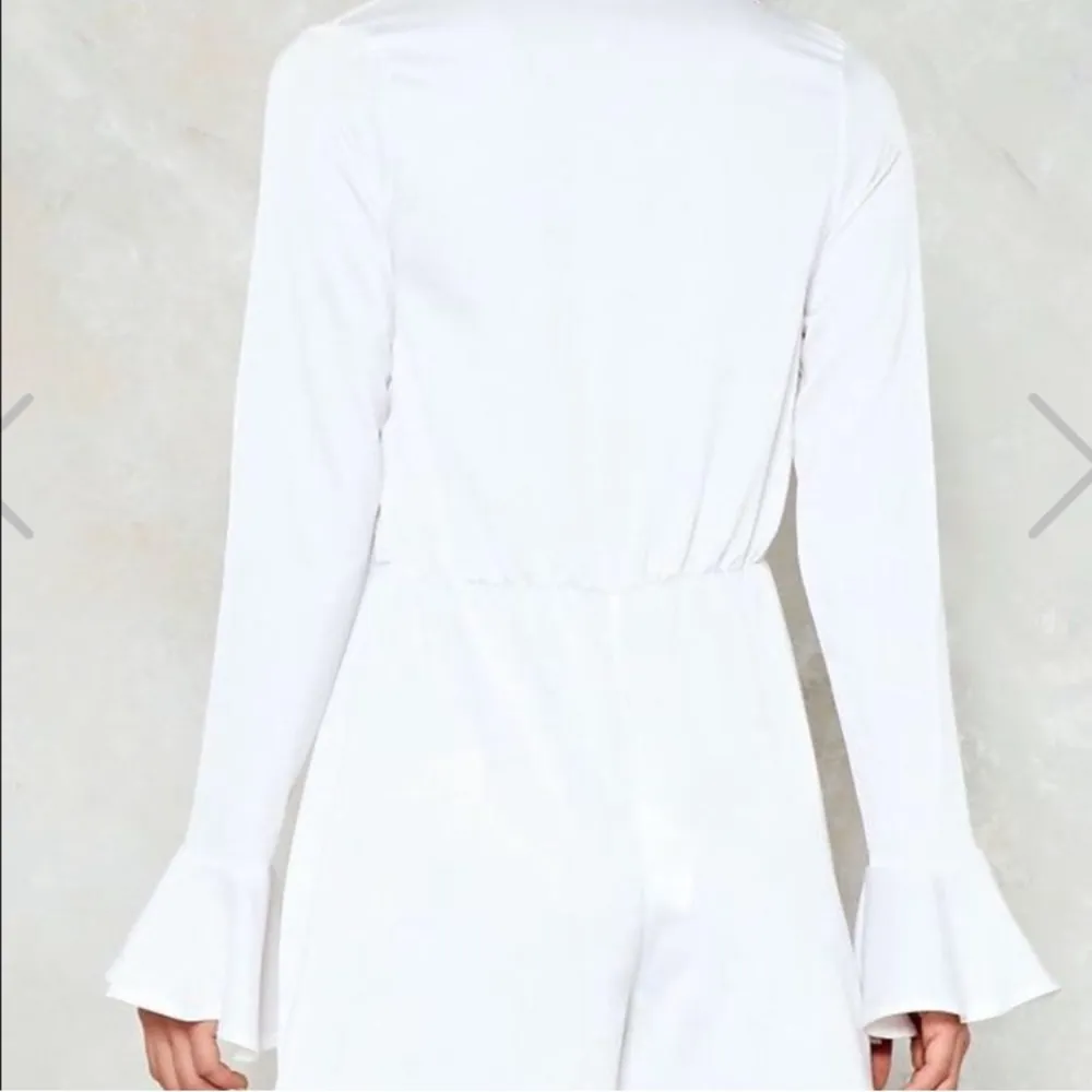 NEW Nasty Gal Knot Front Romper White US Size 8 Long Sleeve Ruffle V-Neck NWT - Image 3
