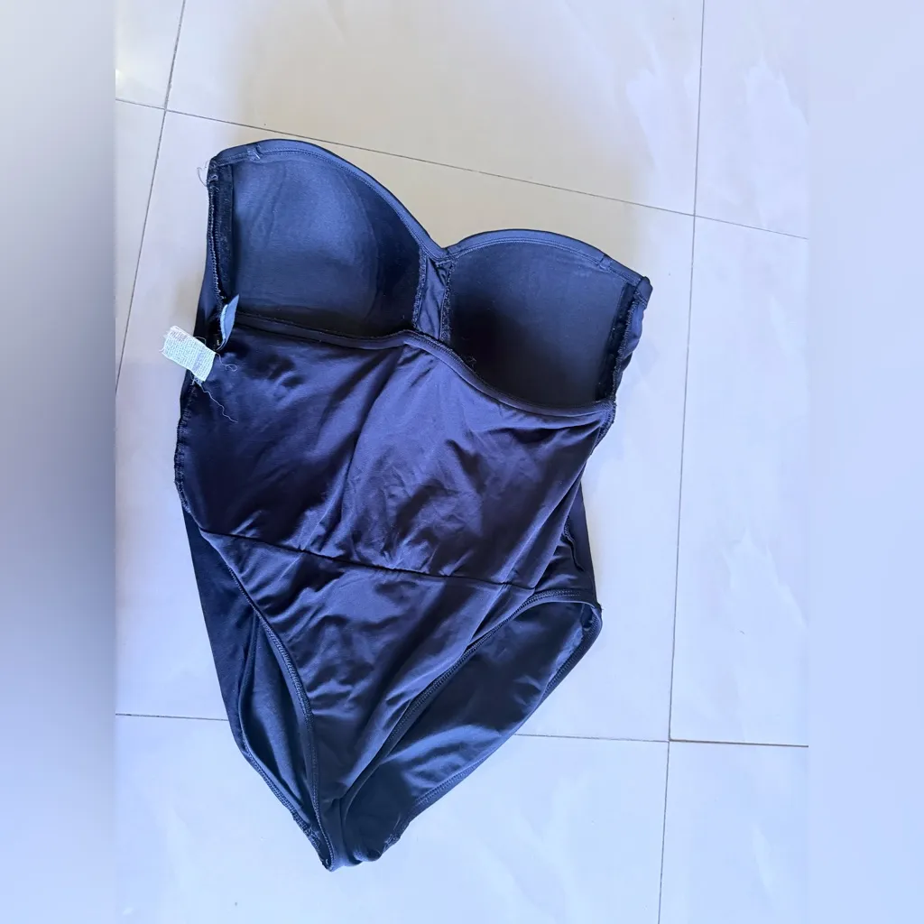 La Blanca Island Goddess Black Twist Front Bandeau One Piece Swimsuit 14 - Image 4