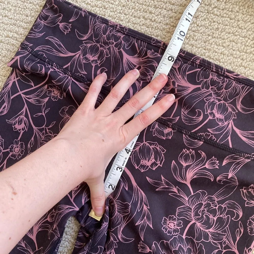 FABLETICS Powerhold Cropped Leggings Capri Black Pink Floral Size Small VEUC - Image 7