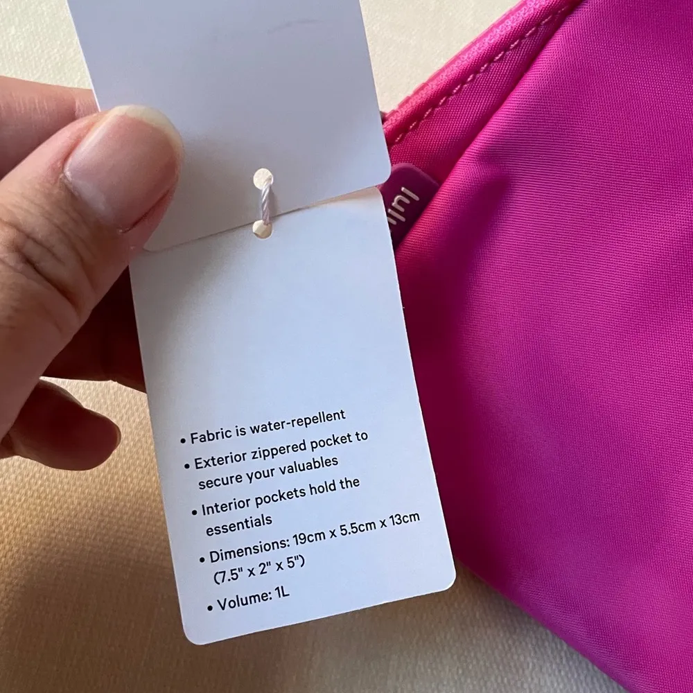 everywhere belt bag 1L sonic pink - Image 11