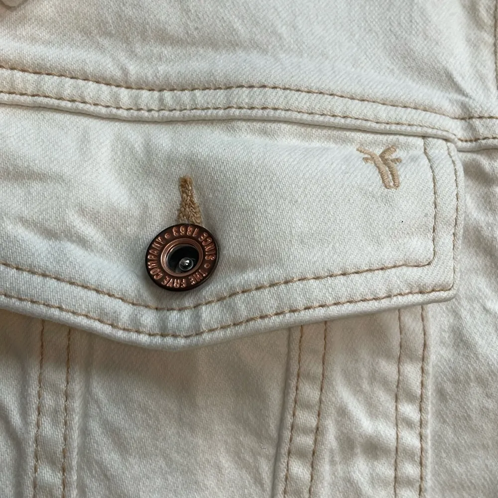 Frye Women's Cropped Raw-Hem Denim Jacket Off white Size M NWT Jean jacket - Image 5