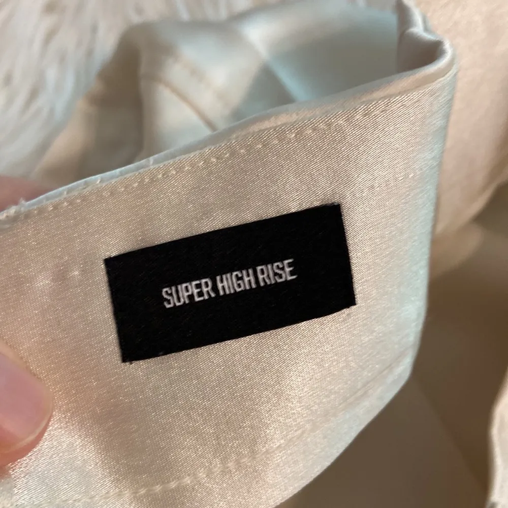 EXPRESS HIGH RISE Cream Satin Cargo Pants SIZE 2R inseam 26” see all photos - Image 11