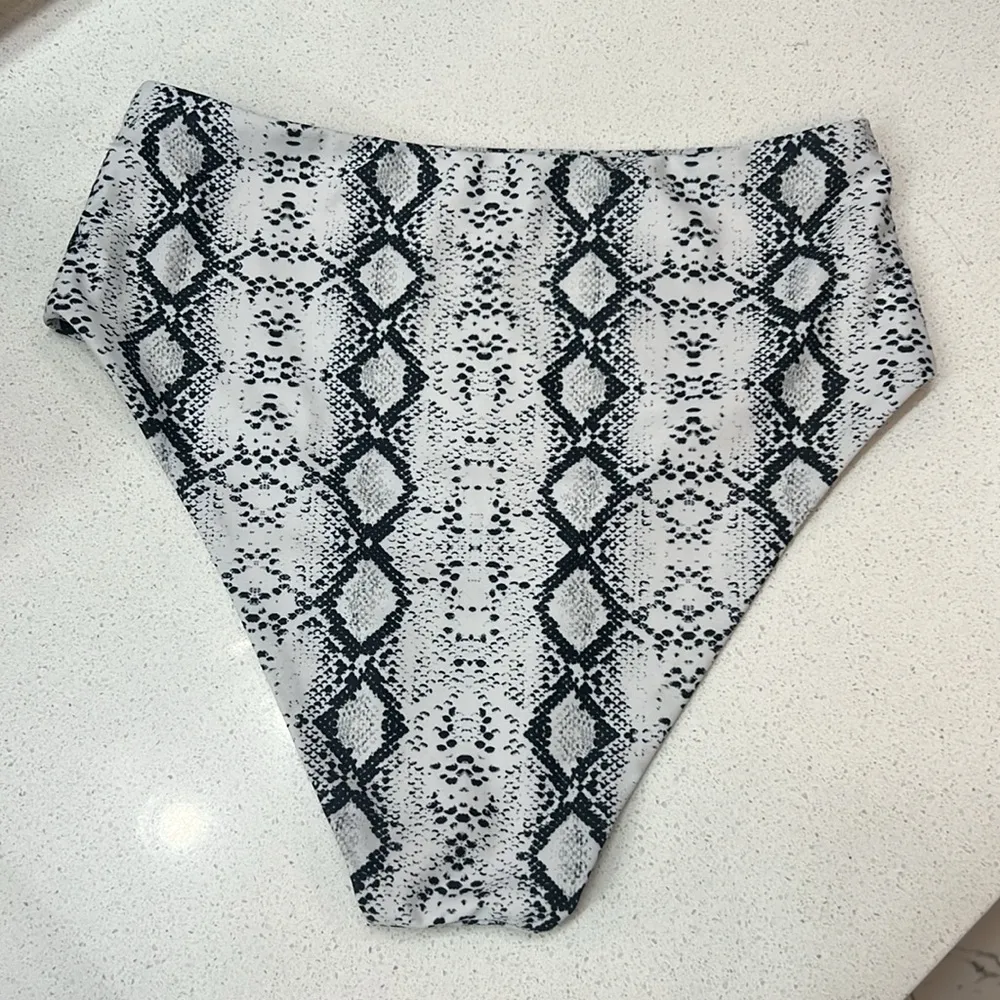 Small snake print high bottom waisted bikini - Image 5