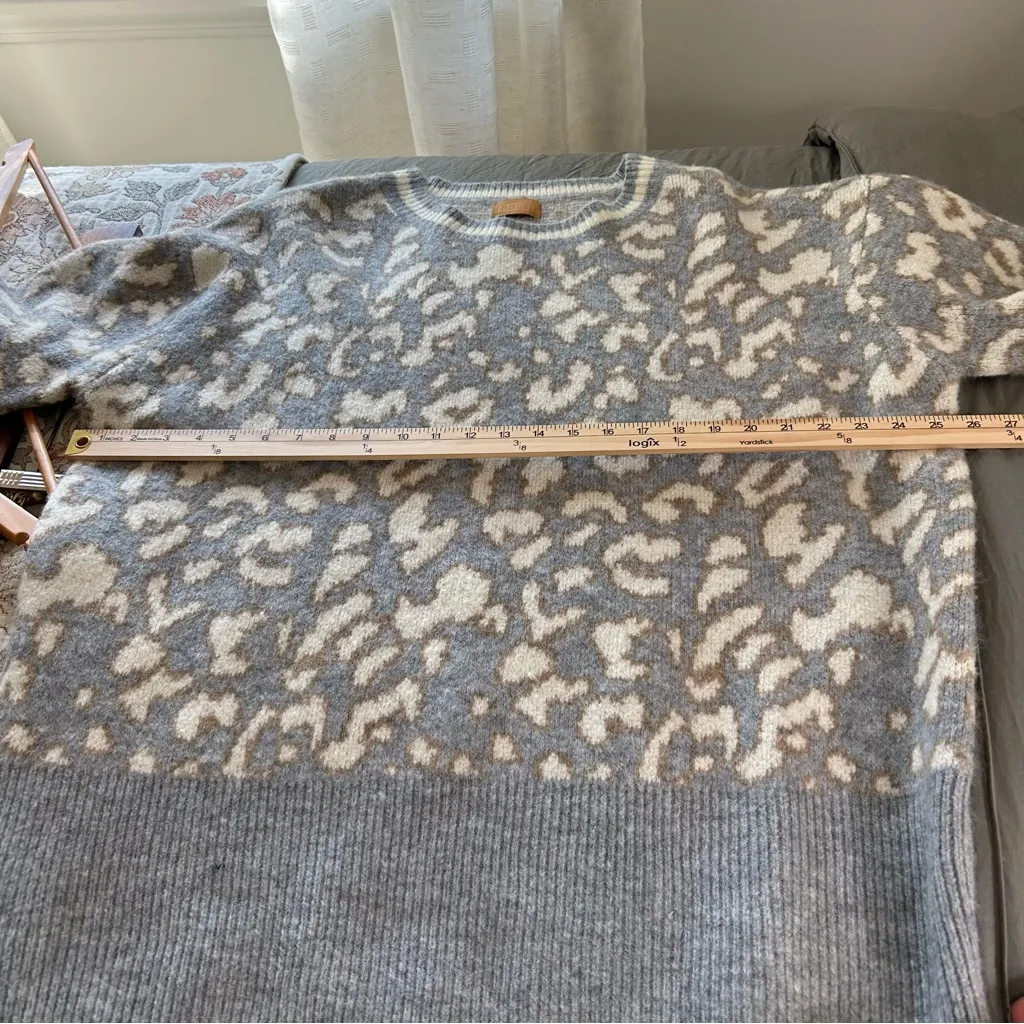 POL Animal Print Oversized Crewneck Sweater. Size Medium. - Image 10