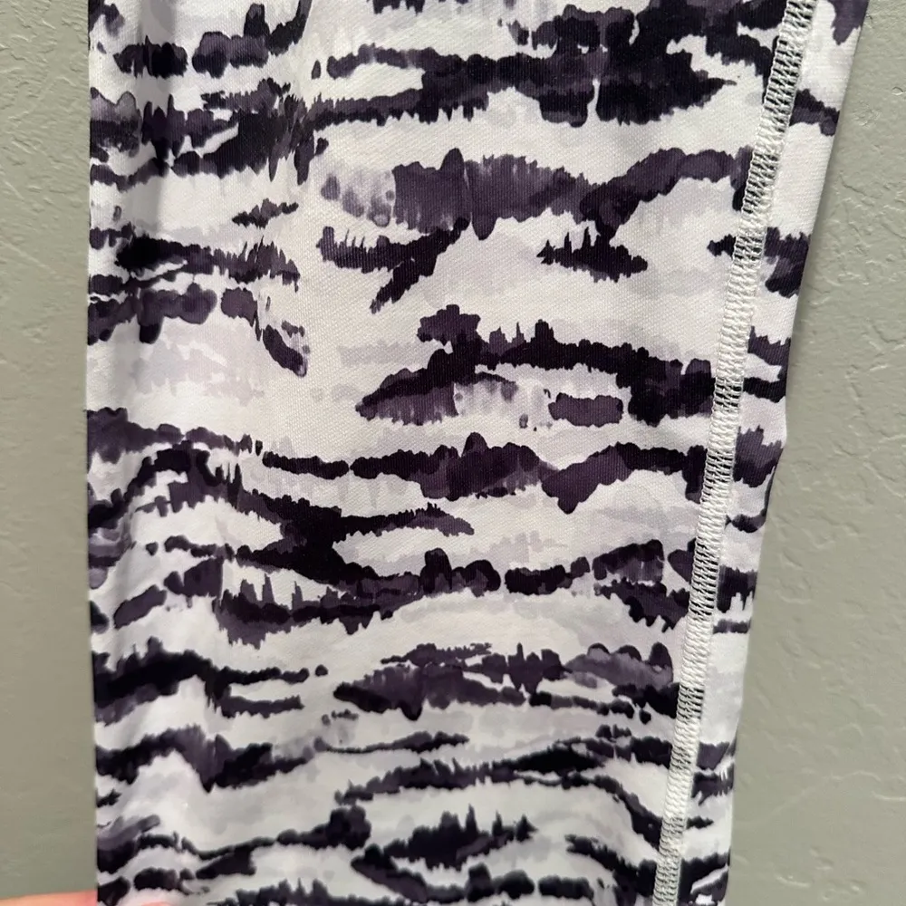 Fabletics‎ Gray White High Waisted Printed Cold Weather Legging Size XL - Image 4