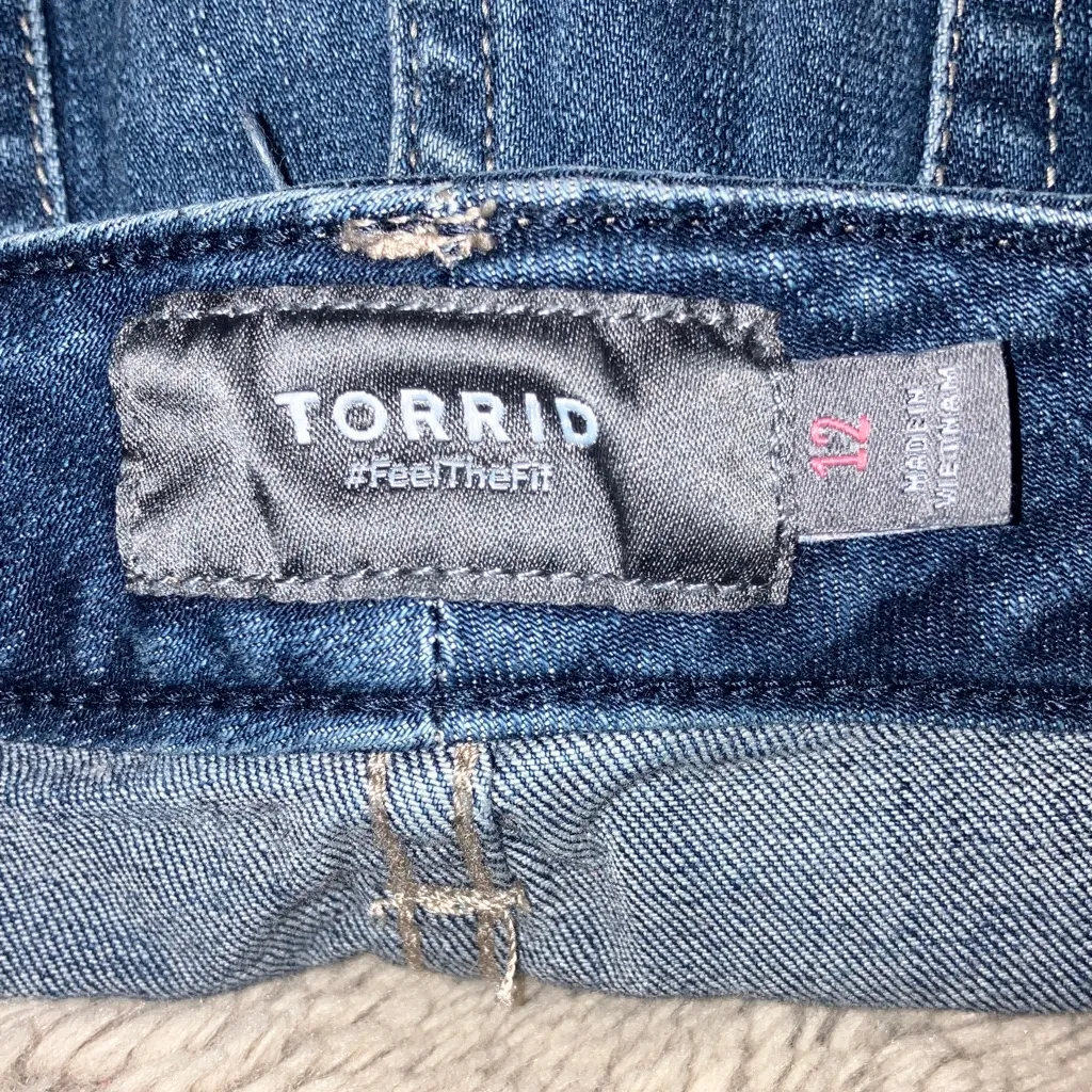 Torrid 5 Inch Vintage Stretch Mid-Rise Short, size 12 - Image 3