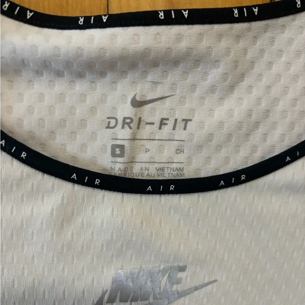 Nike Cropped T-Shirt - Image 2