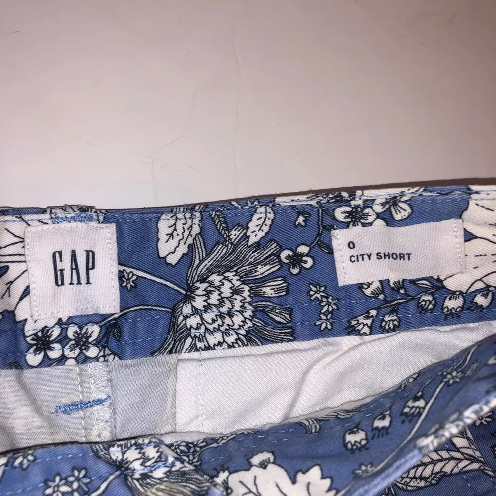 Gap Floral  Shorts  Size 0 - Image 3